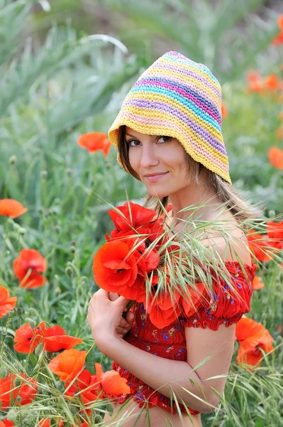 花のフィールド上の若い美しい女性 — ストック写真