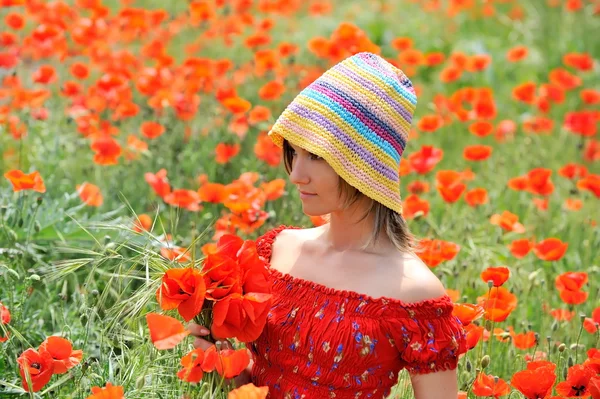 Молода красива жінка на квітковому полі — стокове фото