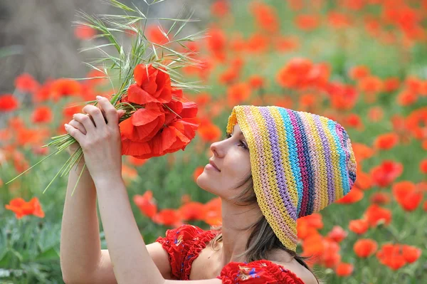 Jovem mulher bonita no campo de flores — Fotografia de Stock
