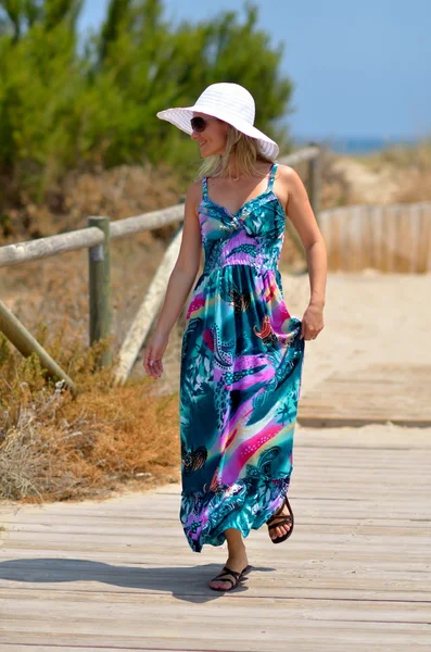 Junge Frau im Sommer am Strand — Stockfoto