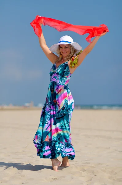 夏天在海滩上的年轻女人 — 图库照片
