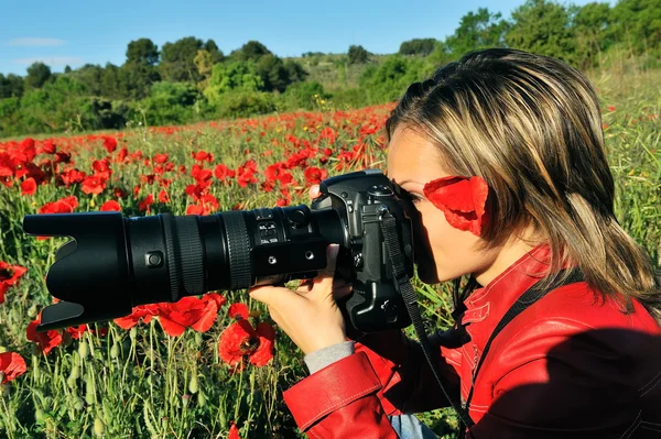 Kobieta profesjonalny fotograf odkryty — Zdjęcie stockowe