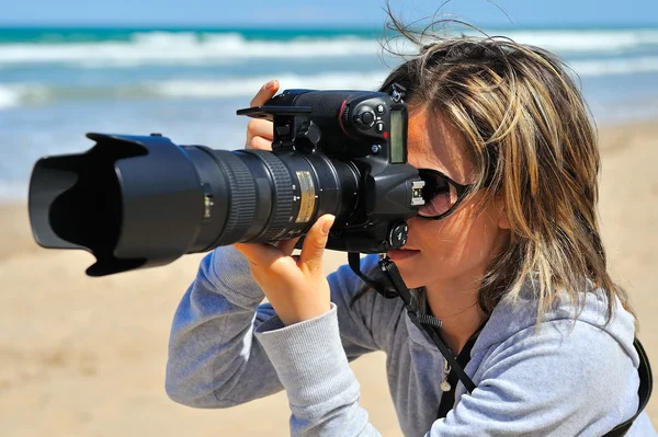 Professional woman photographer outdoor — Stock Photo, Image