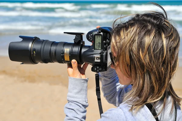Professional woman photographer outdoor — Stock Photo, Image