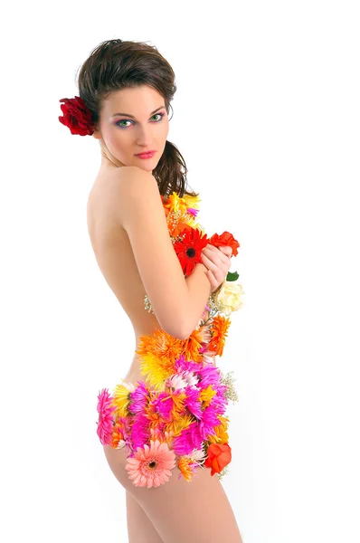 Belle jeune femme avec des fleurs de printemps — Photo