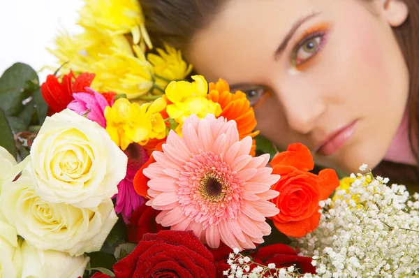 Hermosa joven con flores de primavera — Foto de Stock