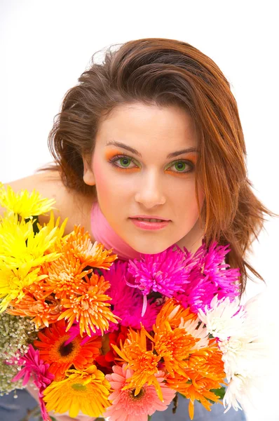 Красива молода жінка з весняними квітами — стокове фото