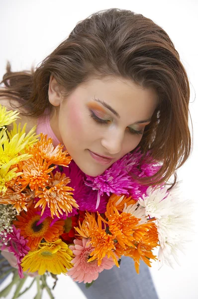 Vacker ung kvinna med blommor — Stockfoto