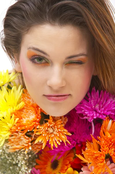 Bella giovane donna con fiori — Foto Stock