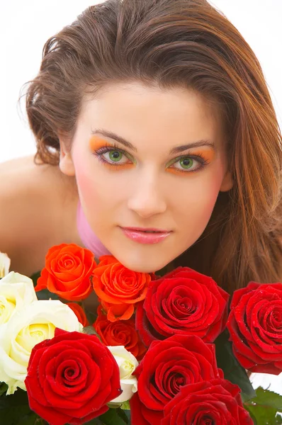 Όμορφη νεαρή γυναίκα με τριαντάφυλλα — Φωτογραφία Αρχείου