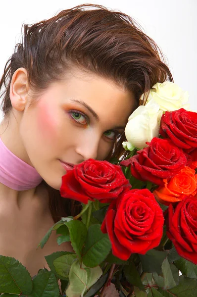Piękna młoda kobieta z różami — Zdjęcie stockowe