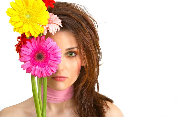 Gyönyörű fiatal nő virágokkal — Stock Fotó