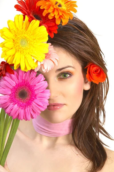 Piękna młoda kobieta z kwiatami — Zdjęcie stockowe