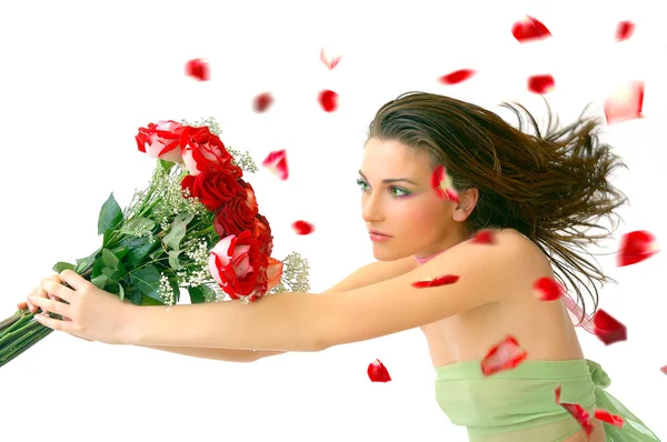 Vacker ung kvinna med röda rosor — Stockfoto