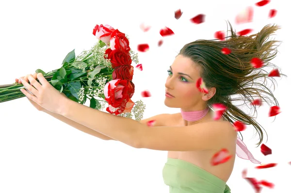 Bela jovem mulher com rosas vermelhas — Fotografia de Stock