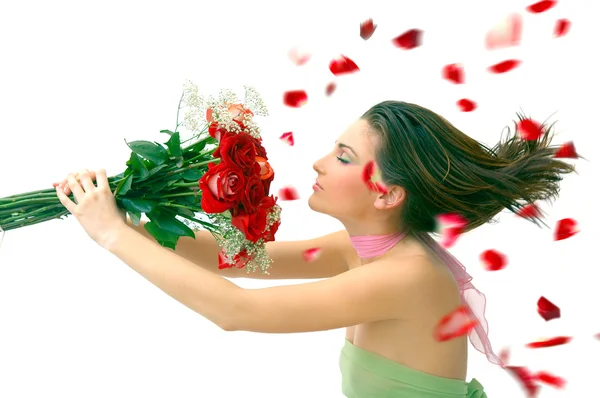 Piękna młoda kobieta z czerwonych róż — Zdjęcie stockowe