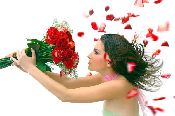 Mooie jonge vrouw met rode rozen — Stockfoto