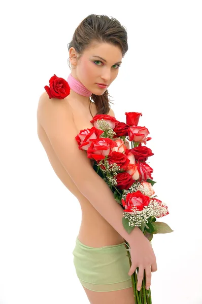 Hermosa joven con rosas — Foto de Stock
