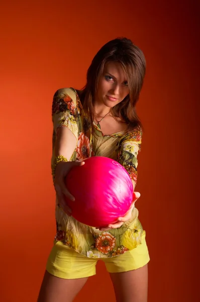 Молодая женщина держит шар для боулинга — стоковое фото