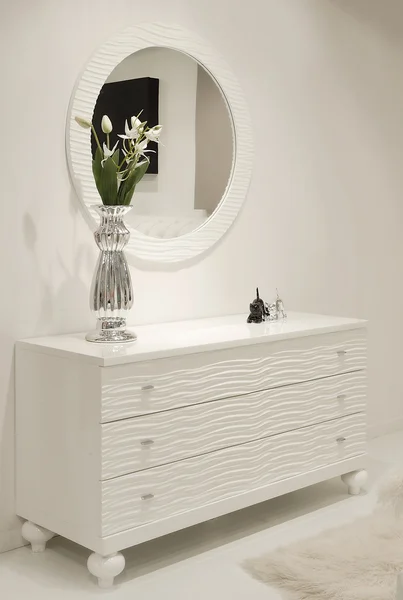Nuevos muebles de espejo de dormitorio clásico —  Fotos de Stock