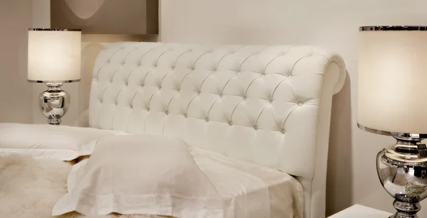 Класичний ліжко крупним планом — стокове фото
