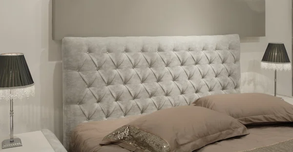 Новая классическая кровать — стоковое фото