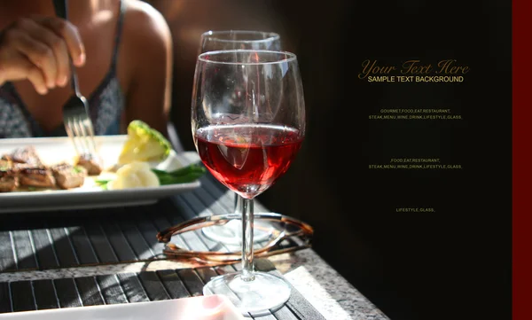Glas rode wijn en diner — Stockfoto