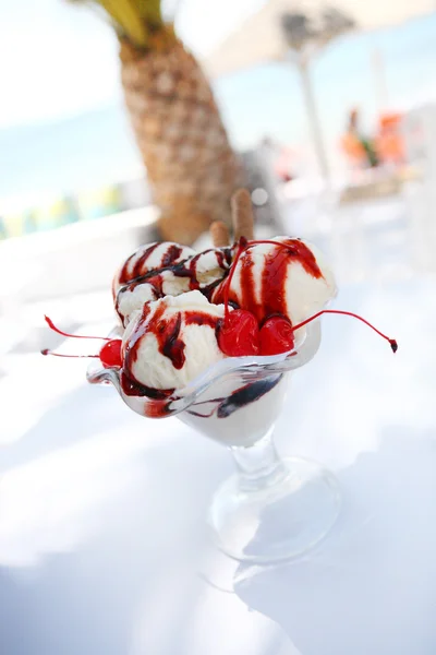 Ice cream csokoládé öntettel és cseresznye üvegtál — Stock Fotó