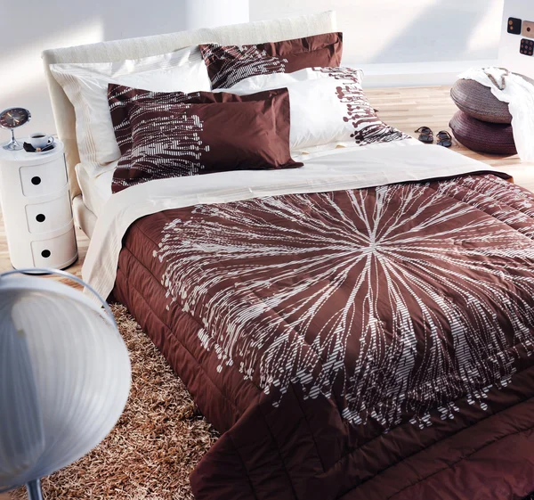 Kleurrijke moderne slaapkamer — Stockfoto
