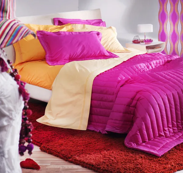 Kleurrijke vrouwelijke slaapkamer — Stockfoto