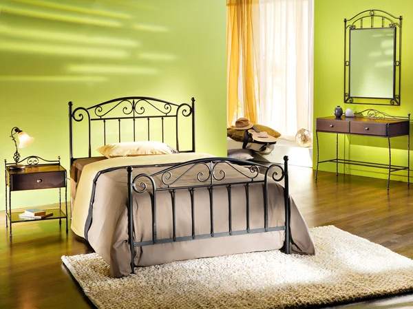 Классическая спальня — стоковое фото