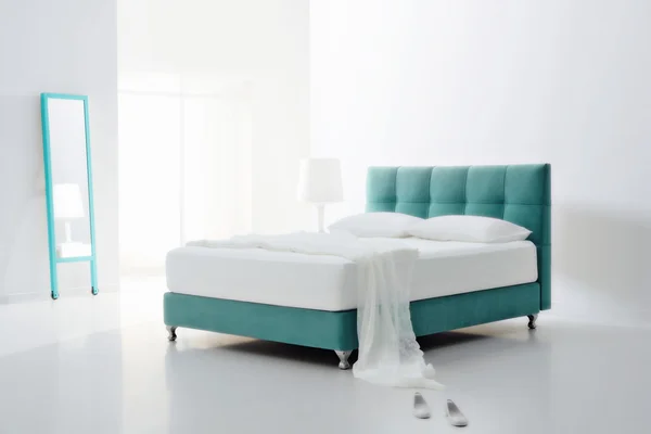 Romantiskt minimalistisk sovrum — Stockfoto