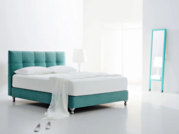Romantische minimalistische slaapkamer — Stockfoto