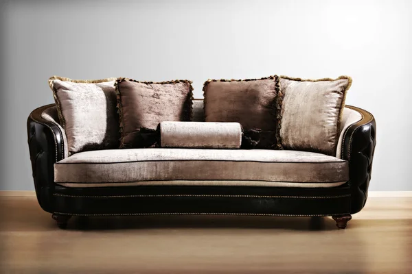 Винтажный диван или диван — стоковое фото