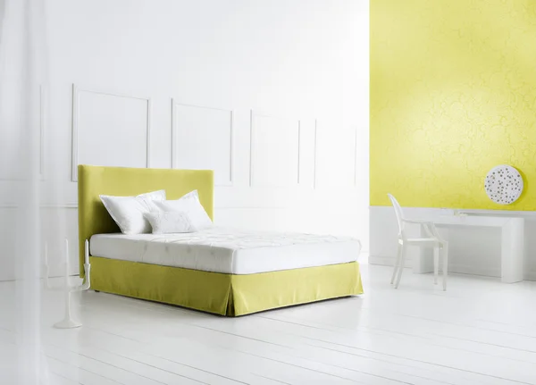Gele minimalistische slaapkamer — Stockfoto