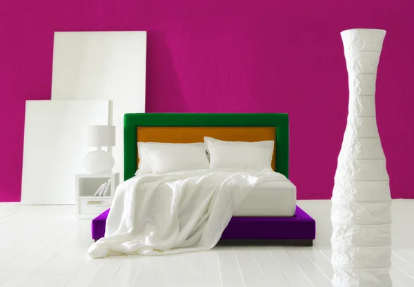 Красочная минимальная спальня — стоковое фото