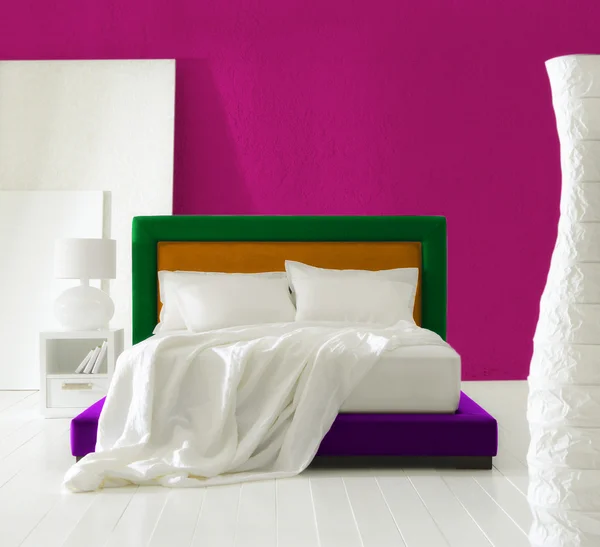 Buntes minimalistisches Schlafzimmer — Stockfoto