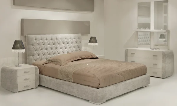 Спальня в стиле новой классики — стоковое фото