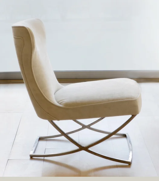 เก้าอี้ที่โดดเดี่ยวสมัยใหม่ — ภาพถ่ายสต็อก