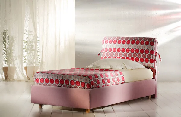 Modernes rosafarbenes Bett — Stockfoto