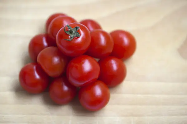 Tomates fraîches sur le bureau — Photo