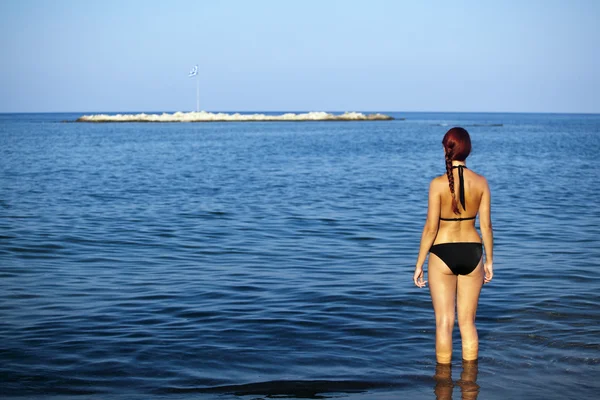 Молода жінка розслабляється в морі — стокове фото