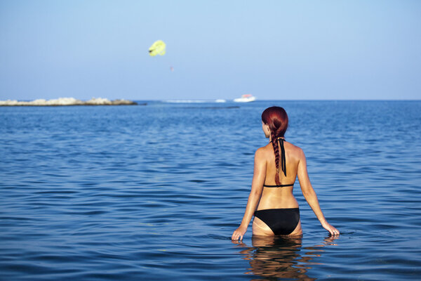 Молодая женщина отдыхает в море
