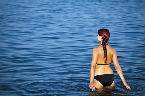Young woman relaxing in sea — Stock Photo, Image