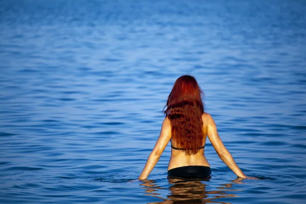 Junge Frau entspannt sich im Meer — Stockfoto
