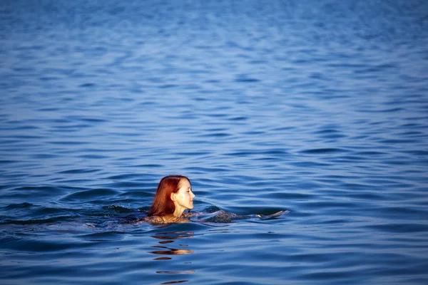 바다에서 편안한 젊은 여자 — 스톡 사진