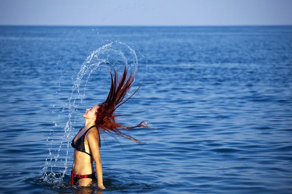 Mujer joven relajándose en el mar — Foto de Stock