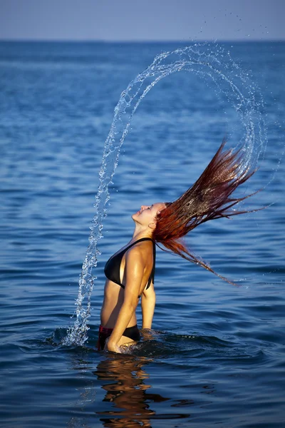 바다에서 편안한 젊은 여자 — 스톡 사진