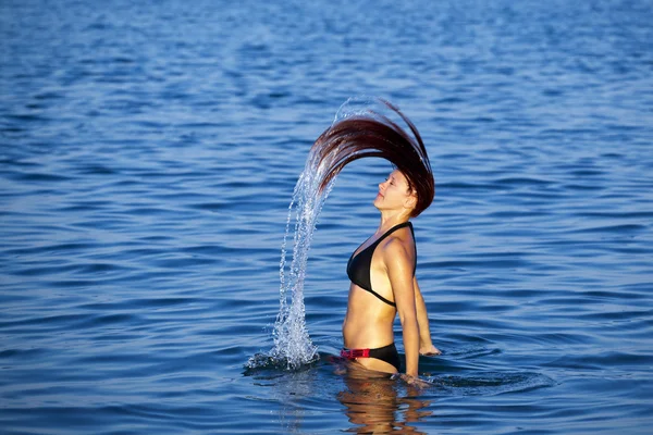 Mujer joven relajándose en el mar — Foto de Stock