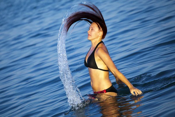 Młoda kobieta relaks w morze — Zdjęcie stockowe